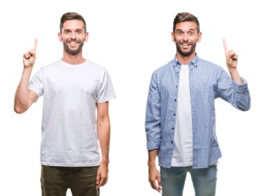 Casual göz üzerinde gösterilen ve kendinden emin ve mutlu gülümseyen bir parmak ile işaret eden oktan yukarı beyaz izole backgroud giyen genç adam kolaj.