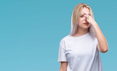 Sarışın genç kadın bir şey pis ve iğrenç kokulu izole arka plan, dayanılmaz koku, holding nefes burun parmaklar ile. Kötü kokuyor kavramı.