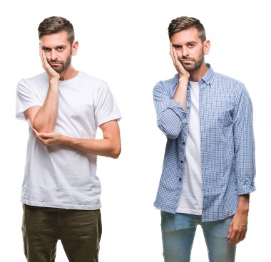 Casual göz seyir yorgun ve bıkkın ile depresyon sorunları karşılıklı silah olan beyaz izole backgroud düşünme üzerinde giyen genç adam kolaj.