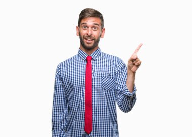 Kameraya bakarak yan el ve parmak ile işaret eden genç yakışıklı iş adamı yüzünde kocaman bir gülümseme ile izole arka plan üzerinde.