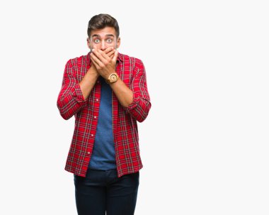 Yakışıklı delikanlı izole arka plan ağız hata için elleriyle kapsayan şok içinde. Gizli kavramı.