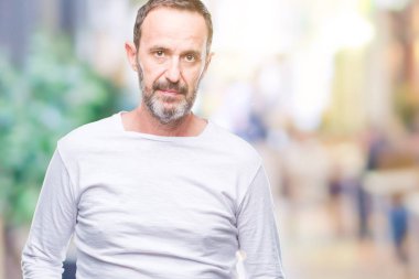 Yüzünde ciddi bir ifade ile izole arka plan üzerinde beyaz t-shirt giyen orta yaş ağarmış komuta sizde. Basit ve doğal kameraya bakıyor.