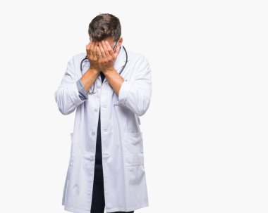 Genç yakışıklı adam üzgün ifade yüz eller ile ağlayarak süre kapsayan ile izole arka plan üzerinde doktor. Depresyon kavramı.