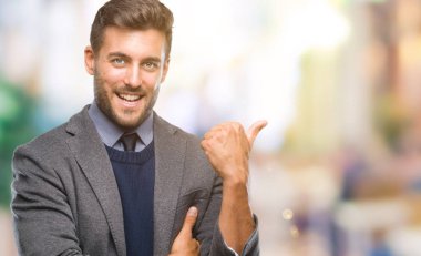 Genç yakışıklı iş adamı arıyor ve başparmak yanında yukarıyı mutlu yüz ile gülümseyen izole arka plan üzerinde.