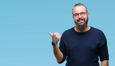 Genç beyaz hipster adam arıyor ve başparmak yanında yukarıyı mutlu yüz ile gülümseyen izole arka plan üzerinde güneş gözlüğü takıyor.