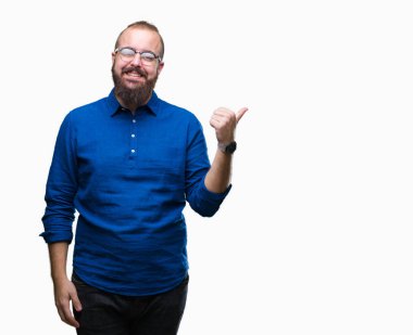 Seyir ve başparmak yanında yukarıyı mutlu yüz ile gülümseyen izole arka plan üzerinde gözlük takan Genç beyaz hipster adam.
