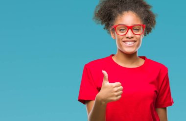 Hareketi el ile mutlu yaşasın yapıyor izole arka plan üzerinde gözlük takan genç afro Amerikalı kadın. Kameraya bakarak başarı gösteren ile ifade onaylama.