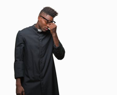 Genç Afro-Amerikan rahip adam izole arka plan yorgun sürtünme burun ve göz yorgunluğu ve baş ağrısı hissediyor. Stres ve hayal kırıklığı kavramı.