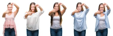 Genç güzel esmer kız beyaz izole arka plan elle yapma çerçeve ve parmakları ile mutlu yüz gülümseyen yüzünden kolaj. Yaratıcılık ve Fotoğrafçılık kavramı.