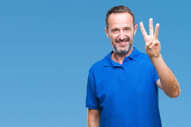 Orta yaş ağarmış komuta sizde gösterilen ve parmakları ile işaret izole arka plan üzerinde üçüncü ise kendinden emin ve mutlu gülümseyerek.