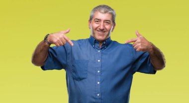 Yüzünde gülümseme ile kendinden emin görünüyorsun, kendini gururlu ve mutlu parmakları ile işaret izole arka plan üzerinde üst düzey yakışıklı.