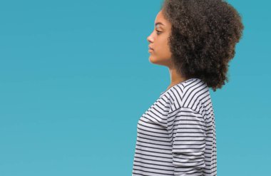 İzole arka tarafına, arayan genç afro Amerikan kadın dinlenmek doğal yüz emin gülümseme ile pozuyla profili.
