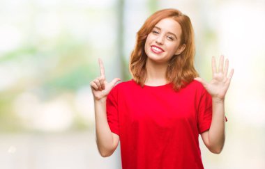 Genç güzel kadın gösterilen ve parmakları ile işaret izole arka plan yüzünden kendinden emin ve mutlu gülümseyerek süre yedi numara.