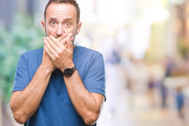 Orta yaş üzerinde izole arka plan ağız hata için elleriyle kapsayan şok ağarmış komuta sizde. Gizli kavramı.