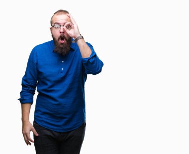 Sürpriz yüz, göz parmaklarının arasından seyir ile ok jest yapıyor izole arka plan üzerinde gözlüklü Genç beyaz hipster adam şok. İmansız ifade.