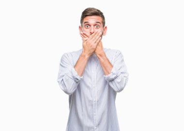 Yakışıklı delikanlı izole arka plan ağız hata için elleriyle kapsayan şok içinde. Gizli kavramı.
