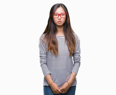 Yüzünde ciddi bir ifade ile izole arka plan üzerinde gözlük takan Genç Asyalı kadın. Basit ve doğal kameraya bakıyor.