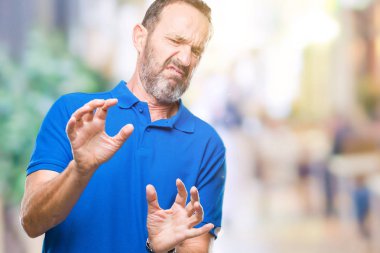 Orta yaş ağarmış komuta sizde izole arka plan üzerinde tiksinti ifadesi, memnun ve korkulu tiksinti yüz yapıyorsun çünkü nefret tepki. Elleriyle kaldırdı. Sinir bozucu kavramı.