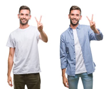 Kolaj rahat bakmak beyaz izole backgroud zafer işareti yapıyor parmak gösterilen kamera seyir gülümseyen üzerinde giyen genç adam. İki numaralı.