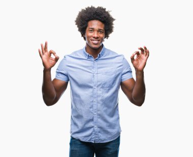 İzole arka plan üzerinde Afro Amerikalı adam rahatla ve gülümseyen gözlerle kapalı parmak jestle meditasyon yapıyor. Yoga kavramı.