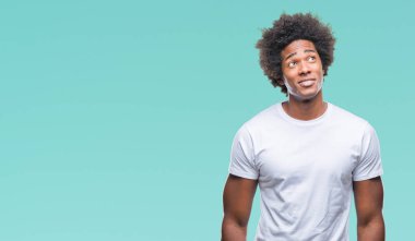 Afro Amerikalı adam görünümlü yan ve dik dik bakma uzağa düşünce gülümseyen izole arka plan üzerinde.