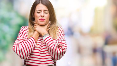 Genç güzel kadın rahat çizgili izole arka plan bağırarak üzerinde kış kazak ve çünkü boğmak acı kendi ellerimle öldürürüm. Sağlık sorunu. Yaralarından ve intihar kavramı.