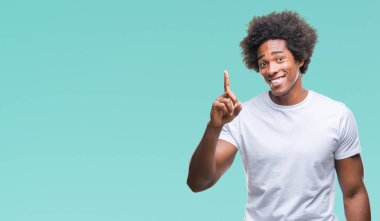Başarılı fikirle parmağı yukarıyı izole arka plan üzerinde Afro Amerikalı adam. Çıktıktan ve mutlu. Bir numara.