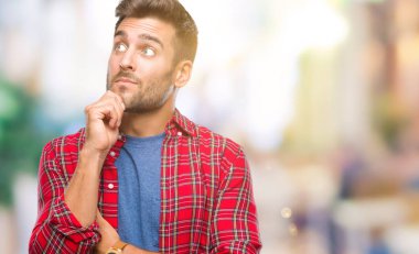 Yakışıklı delikanlı çene düşünme hakkında soru, dalgın ifade üzerine el ile izole arka plan üzerinde. Düşünceli yüzüyle gülümsüyor. Şüphe kavramı.