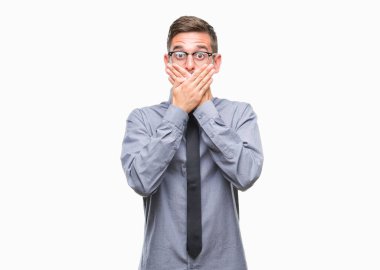 Genç yakışıklı iş adamı izole arka plan ağız hata için elleriyle kapsayan şok içinde. Gizli kavramı.