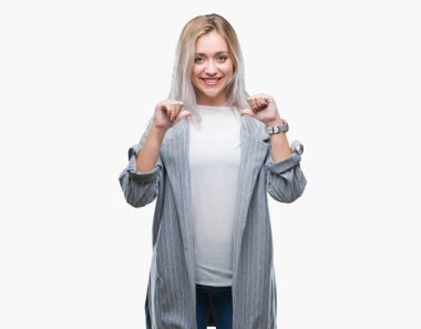 Yüzünde gülümseme ile kendinden emin görünüyorsun, kendini gururlu ve mutlu parmakları ile işaret izole arka plan üzerinde ceket giyen genç sarışın iş kadın.