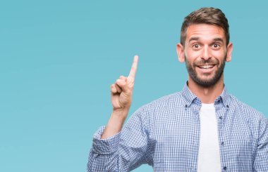 Ve kendinden emin ve mutlu gülümseyerek süre parmak numaralı yukarıyı gösteren izole arka plan üzerinde beyaz t-shirt giyen genç yakışıklı adam.