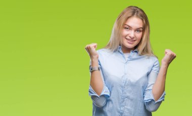 Kutlama izole arka plan üzerinde beyaz genç iş kadını şaşırttı ve başarı için kaldırdı kollarını açarak hayret ve gözleri açık. Kazanan kavramı.