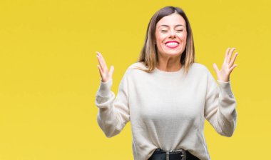 Genç güzel kadın rahat beyaz kazak üzerinde arka plan deli kutluyor izole ve crazy arms ile başarı için kaldırdı ve heyecanlı çığlık gözler kapalı. Kazanan kavramı