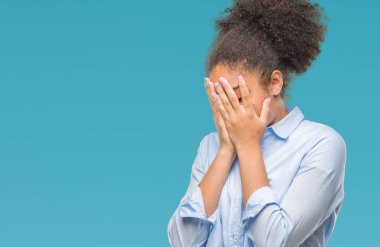 Yüzünü elleriyle ağlayarak süre kapsayan üzgün ifade ile izole arka plan üzerinde genç afro Amerikalı kadın. Depresyon kavramı.