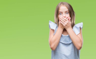 Genç güzel kız izole arka plan ağız hata için elleriyle kapsayan şok yüzünden. Gizli kavramı.