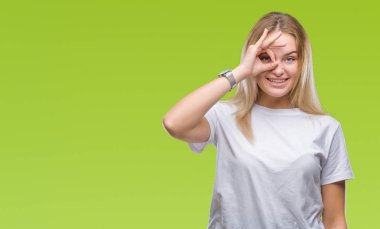 Gülümseyen, parmakları ile mutlu yüz üzerinden seyir göz el ile ok jest yapıyor izole arka plan üzerinde beyaz kadın.