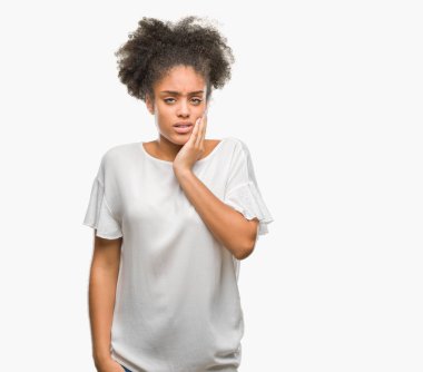 Diş ağrısı veya dişlerde dişlerle ilgili hastalık nedeniyle ağız acı ifadesi ile el ile dokunmak izole arka plan üzerinde genç afro Amerikalı kadın. Diş hekimi kavramı.