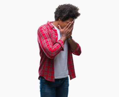 Yüzünü elleriyle ağlayarak süre kapsayan üzgün ifade ile izole arka plan üzerinde Afro Amerikalı adam. Depresyon kavramı.