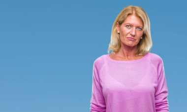 Orta yaş sarışın kadın izole arka plan yüzünden depresyona ve kızgın ve korkmuş ağlıyor için sıkıntı, endişe. Üzgün ifade.