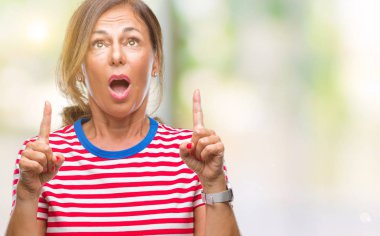 İspanyol kadın kıdemli orta yaş izole arka plan üzerinden hayran ve yukarıya bakıp parmakları ile işaret şaşırttı ve silah kaldırdı.