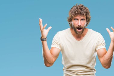 Yakışıklı İspanyol model adam arka plan deli kutluyor izole ve crazy arms ile başarı için kaldırdı ve heyecanlı çığlık gözler kapalı. Kazanan kavramı