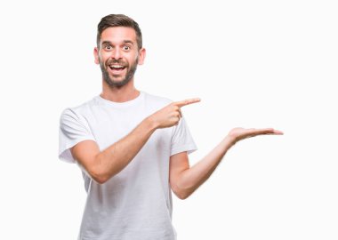 Yakışıklı delikanlı üzerinden hayran ve el ile sunulması ve parmak ile işaret ederken kameraya gülümseyen izole arka plan.