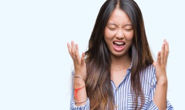 Genç Asyalı kadın deli ve silah ile başarı için deli kutluyor izole arka plan üzerinde kaldırdı ve heyecanlı çığlık gözler kapalı. Kazanan kavramı