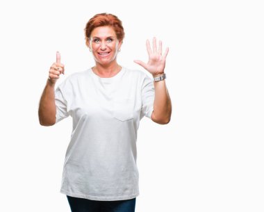 Atrractive üst düzey beyaz Kızıl saçlı kadın gösterilen ve parmakları ile işaret izole arka plan yüzünden kendinden emin ve mutlu gülümseyerek süre 6 numara.