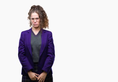 Okul üniforması ve gözlük sorunu nedeniyle izole arka plan şüpheci ve sinir, papatyanın üzgün üzerinde giyen genç esmer öğrenci kız. Negatif kişi.