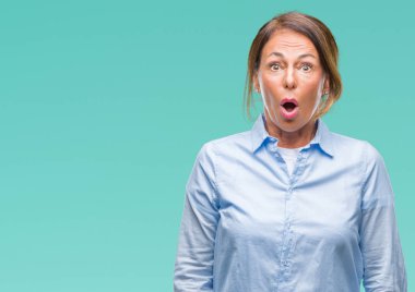 Orta yaş üst düzey İspanyol kadın izole arka plan korkuyor ve sürpriz ifade ile şok yüzünden korku ve yüz heyecanlı.