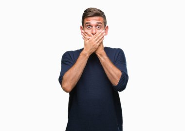 Üzerinde kış kazak giyen genç yakışıklı adam arka plan ağız hata için elleriyle kapsayan şok izole. Gizli kavramı.