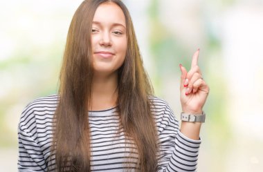 Genç güzel beyaz kadın başarılı fikirle parmağı yukarıyı izole arka plan yüzünden. Çıktıktan ve mutlu. Bir numara.