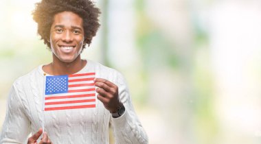 Amerika Birleşik Devletleri bayrağı Afro Amerikalı adam ayakta ve diş gösterilen kendine güvenen bir gülümsemeyle gülümseyerek mutlu bir yüz ile izole arka plan üzerinde