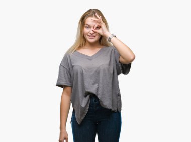 Gülümseyen, parmakları ile mutlu yüz üzerinden seyir göz el ile ok jest yapıyor izole arka plan üzerinde beyaz kadın.